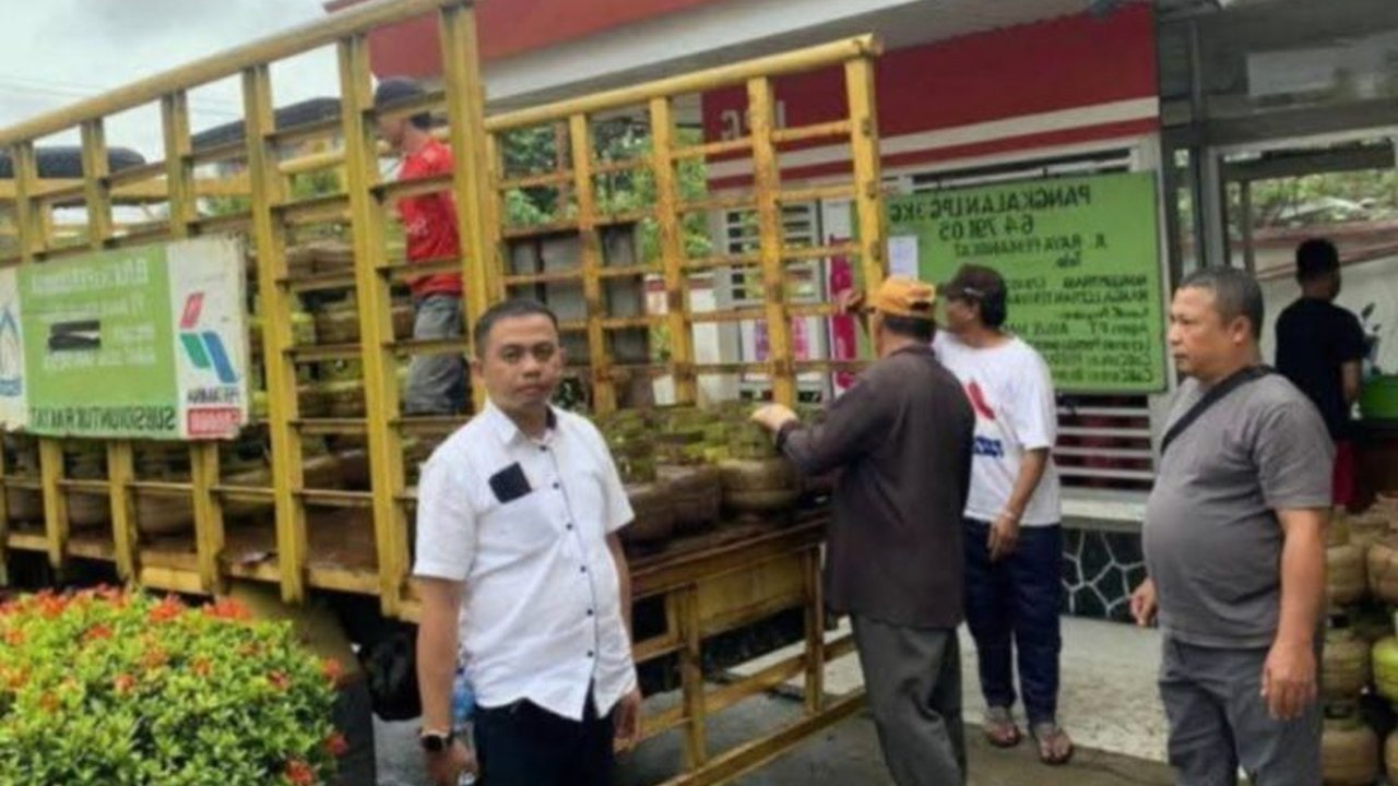 Diskumindag Sambas memastikan ketersediaan gas LPG 3 Kg aman dan mencukupi kebutuhan masyarakat, termasuk tambahan kuota jelang Ramadhan, meskipun masyarakat tetap diminta membeli sesuai kebutuhan untuk mencegah penimbunan.