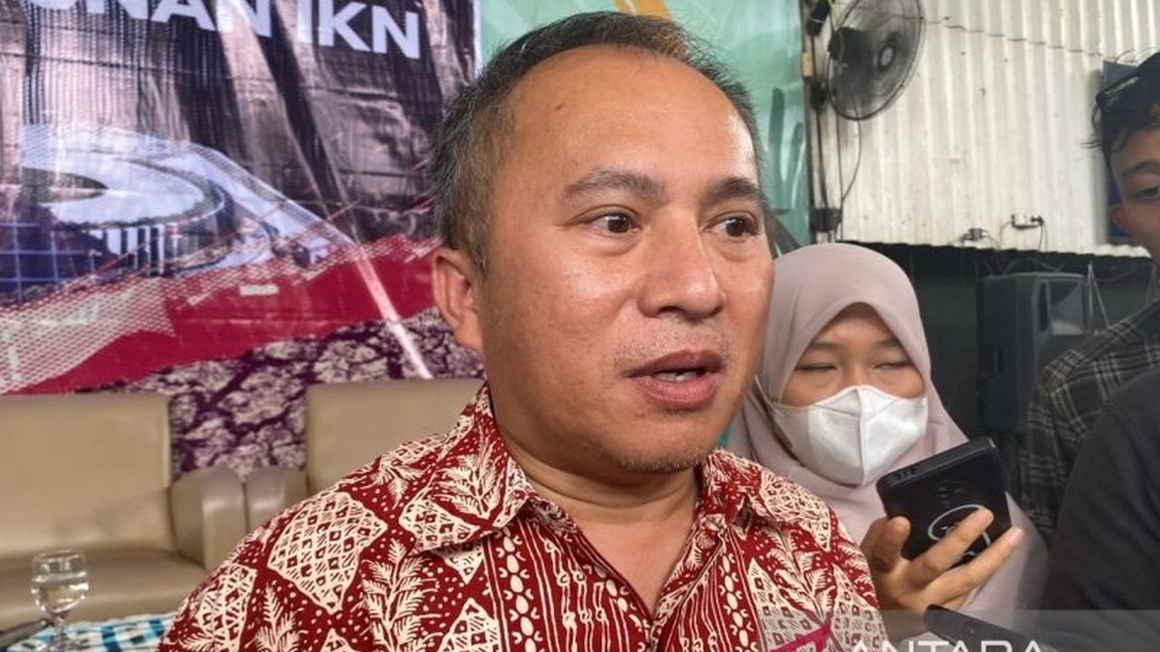 Proyek pembangunan Ibu Kota Nusantara (IKN) tetap berjalan sesuai rencana meskipun pemerintah pusat sementara memblokir anggaran, dengan dukungan investasi swasta dan komitmen pemerintah untuk menyelesaikan IKN pada tahun 2028.