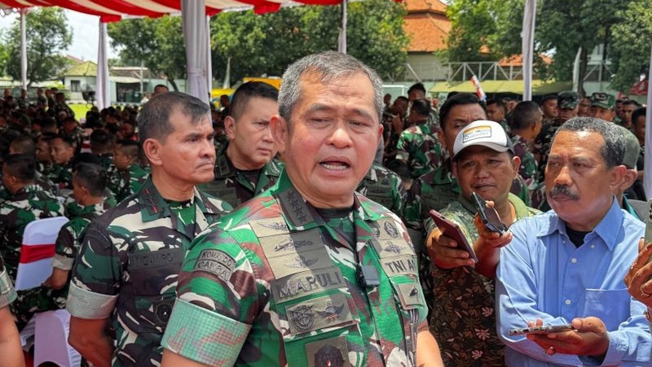 KSAD Jenderal TNI Maruli Simanjuntak melaporkan hampir 300 dapur sehat telah dibangun untuk mendukung Program Makan Bergizi Gratis (MBG) di Indonesia, dengan TNI AD berperan membantu Badan Gizi Nasional dalam implementasinya.