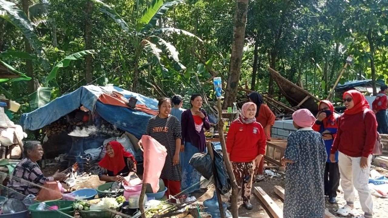 Relawan Tagana Kabupaten Lebak, Banten, bahu-membahu membangun kembali rumah Sarinah (60), warga Bayah yang hancur akibat angin kencang, dibantu juga dengan penyaluran bantuan sosial dari Dinas Sosial.