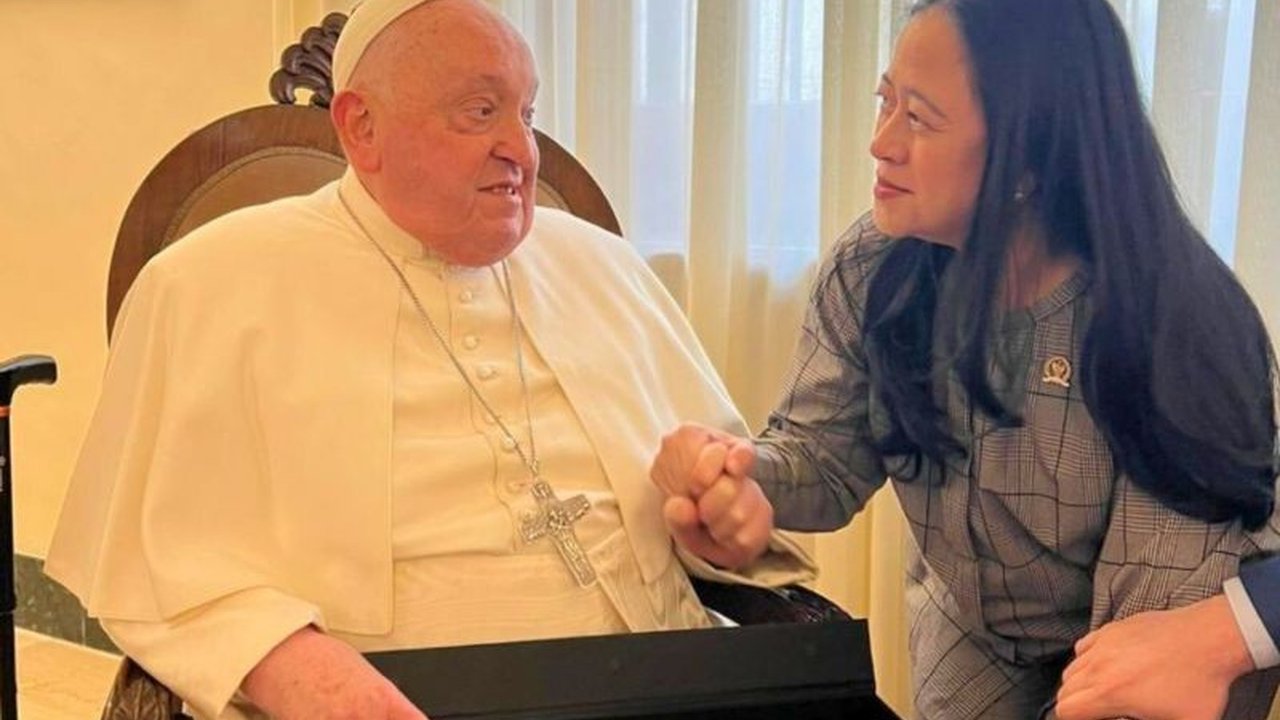 Ketua DPR RI, Puan Maharani, memberikan cinderamata baju wayang batik kepada Paus Fransiskus dalam pertemuan di Vatikan, yang juga dihadiri Megawati Soekarnoputri, membahas hak anak dan nilai-nilai Pancasila.