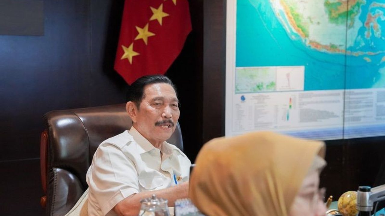 Menko Luhut Binsar Pandjaitan mendorong digitalisasi penyaluran bansos untuk memastikan tepat sasaran, jumlah, dan manfaat, mengatasi masalah data ganda dan anggaran yang tidak tepat guna.