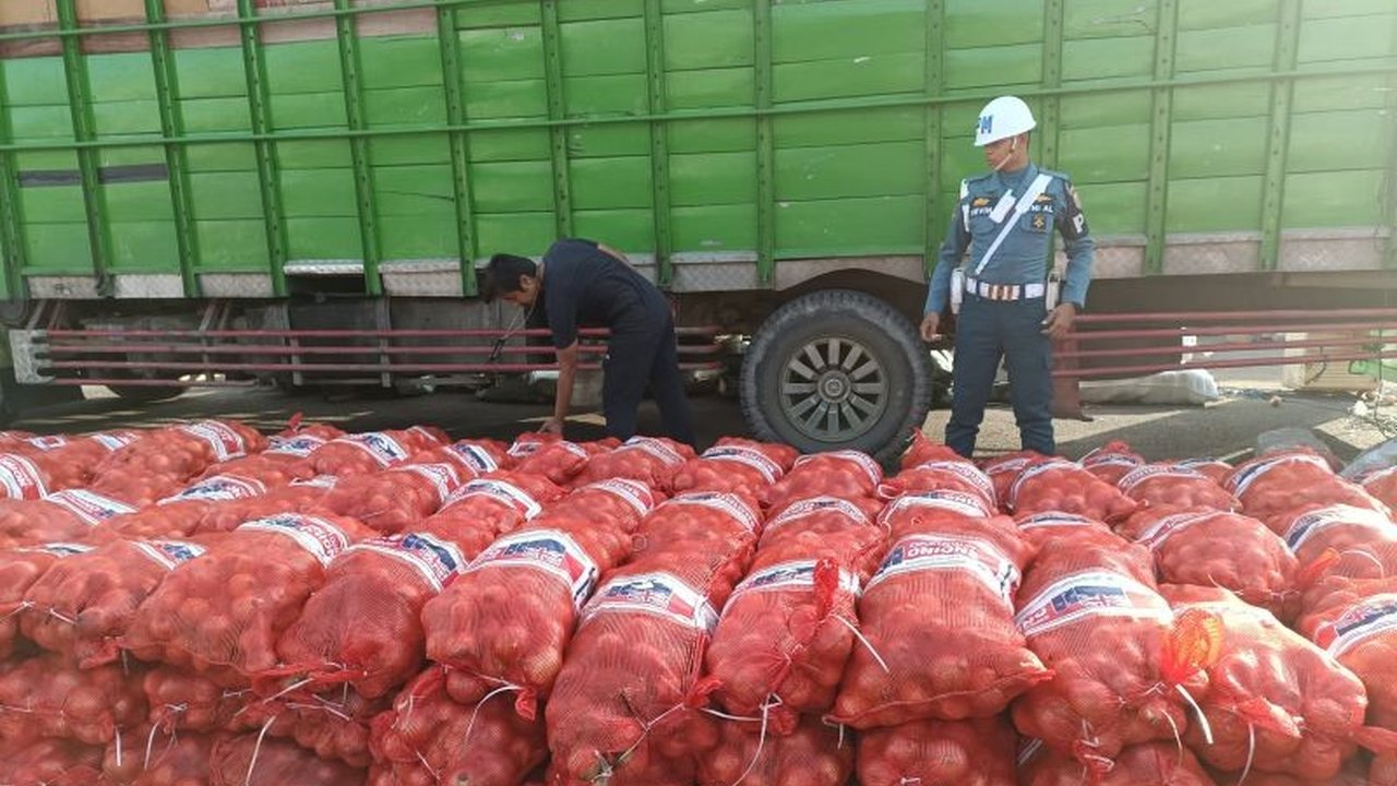 TNI AL bersama BAIS dan Bea Cukai menggagalkan penyelundupan 46 ton bawang bombay ilegal senilai Rp1,38 miliar di Pelabuhan Dwikora Pontianak, dengan satu tersangka diamankan dan dua lainnya masih buron.