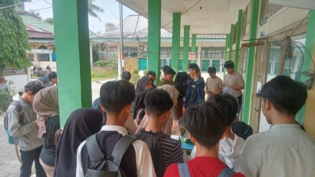 Proses finalisasi Pangkalan Data Sekolah dan Siswa (PDSS) di Jambi telah tuntas, memastikan seluruh SMA dan SMK di Provinsi Jambi dapat berpartisipasi dalam Seleksi Nasional Berdasarkan Prestasi (SNBP).