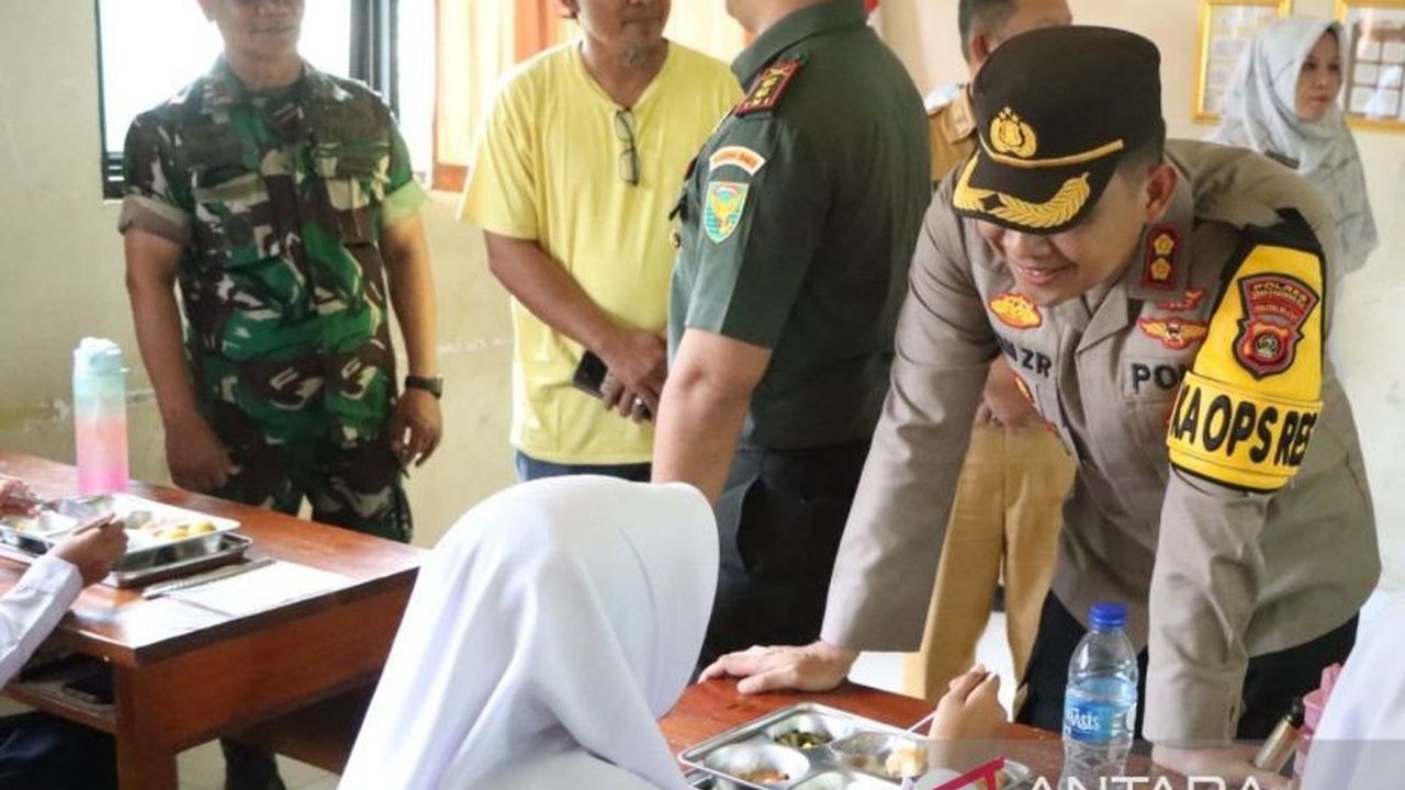 Polres OKU, Sumatera Selatan, gencar menjalankan Program Makan Bergizi Gratis (MBG) untuk pelajar PAUD hingga SMP, bertujuan menekan angka stunting dan meningkatkan kualitas SDM.