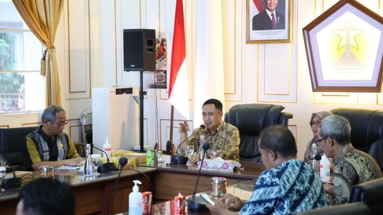 Pemerintah Kota Malang menerima dana Rp32 miliar dari APBD Provinsi Jawa Timur untuk proyek pembangunan drainase dan sodetan guna mengatasi masalah banjir di Jalan Soekarno-Hatta pada tahun 2025.