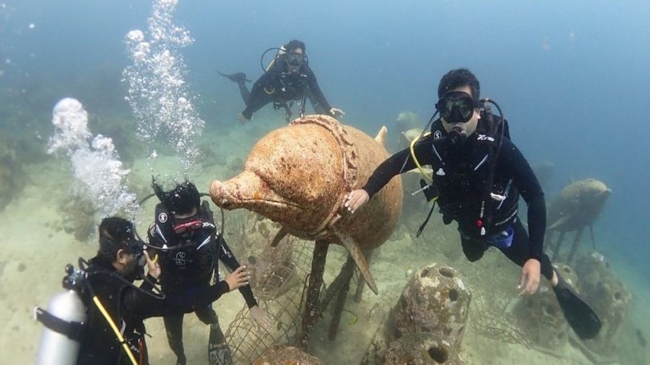 Kementerian Kelautan dan Perikanan (KKP) mengoptimalkan program Desa Wisata Bahari (Dewi Bahari) untuk meningkatkan perekonomian pesisir secara berkelanjutan, melestarikan lingkungan, dan memberdayakan masyarakat.