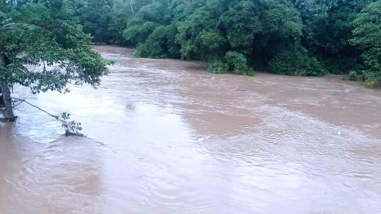 BPBD Lebak meminta warga meningkatkan kewaspadaan terhadap potensi banjir dan longsor akibat curah hujan tinggi yang diprediksi terjadi Sabtu malam hingga Minggu dini hari.