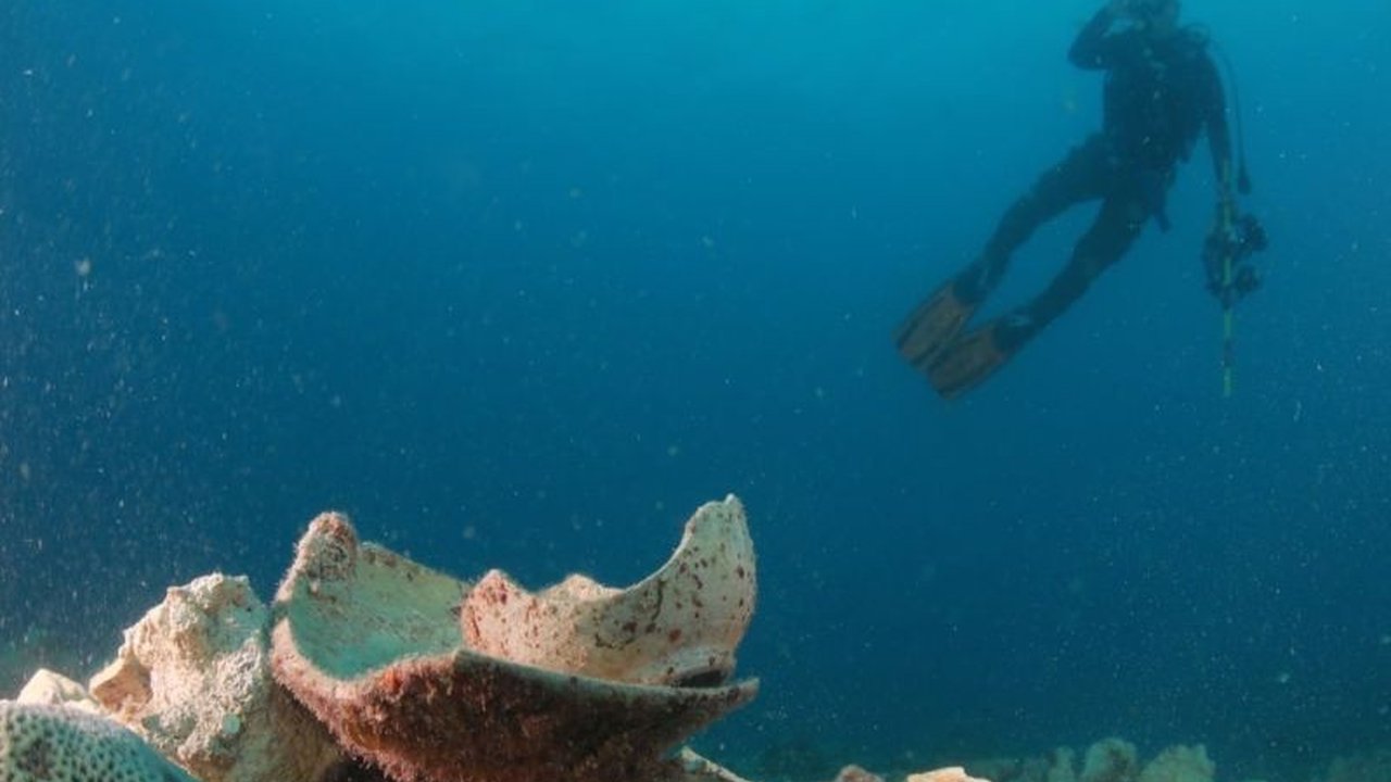Kementerian Kelautan dan Perikanan (KKP) berkomitmen menjadikan Benda Muatan Kapal Tenggelam (BMKT) sebagai sumber ekonomi, budaya, dan ekologi yang bermanfaat bagi masyarakat Indonesia, melalui pengangkatan dan pemanfaatan in-situ.