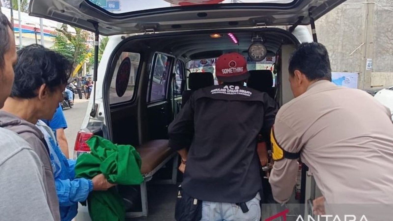 Jumlah korban tewas akibat minuman oplosan di Desa Kademangan, Cianjur, bertambah menjadi empat orang, sementara delapan lainnya dirawat di rumah sakit setelah pesta miras oplosan yang menggunakan alkohol murni 96 persen.