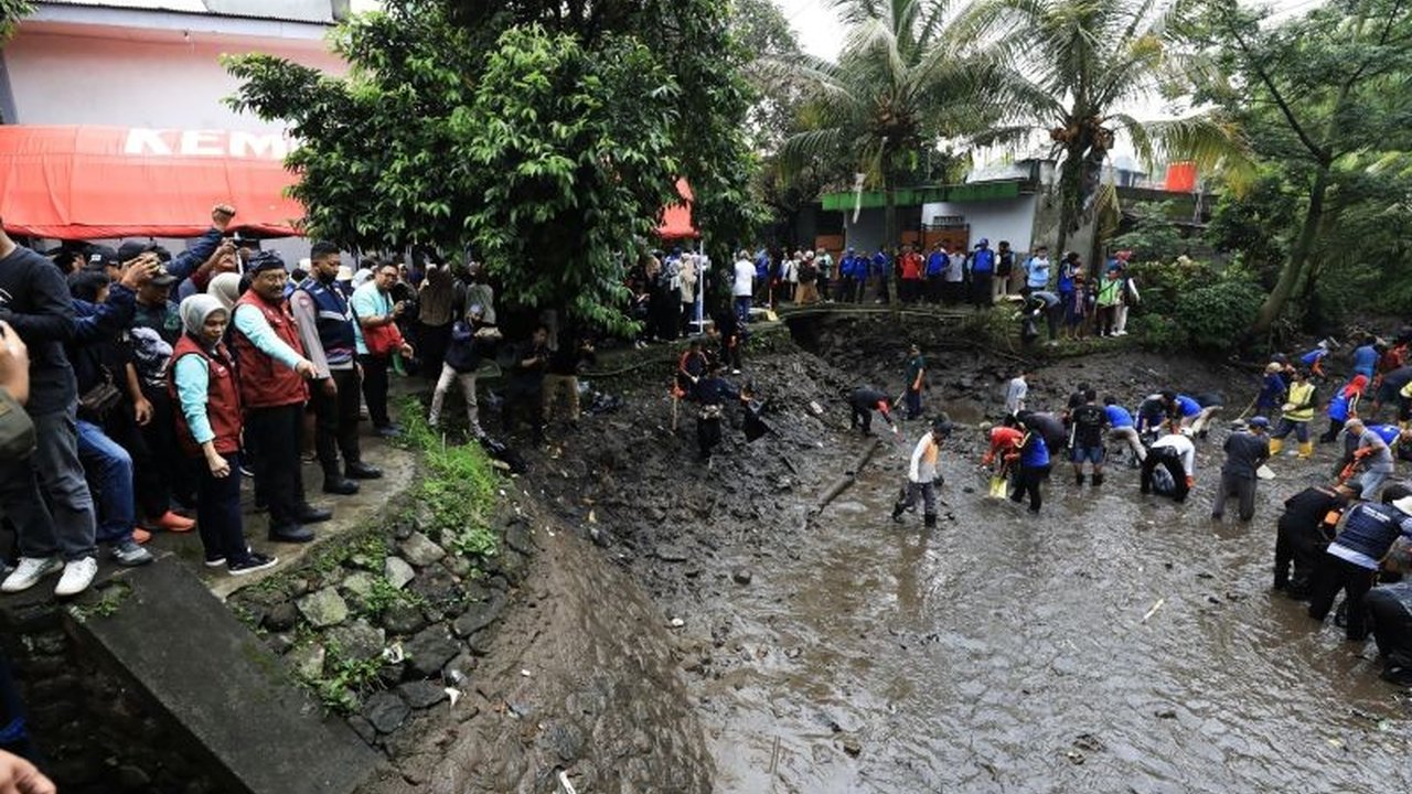 Menteri Sosial Saifullah Yusuf mengajak warga Bogor membersihkan Sungai Cikole untuk melestarikan lingkungan dan meningkatkan kualitas hidup, melibatkan ratusan relawan dan memberikan bantuan sosial.