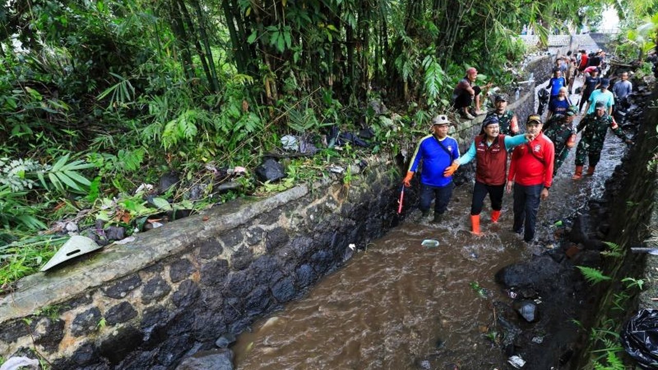 Menteri Sosial Gus Ipul dan Komeng membersihkan Kali Cikole di Bogor untuk mencegah banjir, polusi, dan mengembangkan wisata, serta memberikan bantuan sosial kepada penyandang disabilitas.