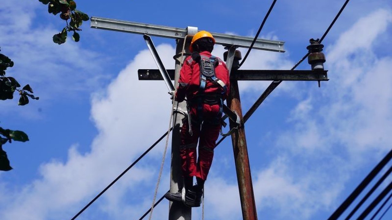 PLN UIW MMU melakukan pemeliharaan jaringan distribusi di Pulau Ambon untuk meningkatkan keandalan listrik, mengakibatkan pemadaman sementara di beberapa wilayah.
