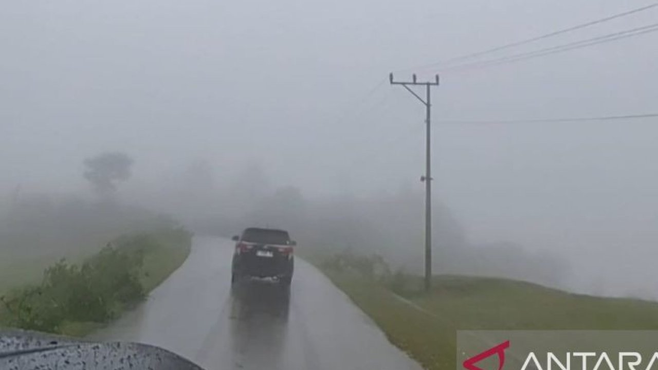 BMKG memperingatkan cuaca ekstrem di NTT akibat bibit siklon tropis 96S yang berpotensi berkembang menjadi siklon tropis, menyebabkan hujan lebat dan angin kencang hingga Senin (10/2).