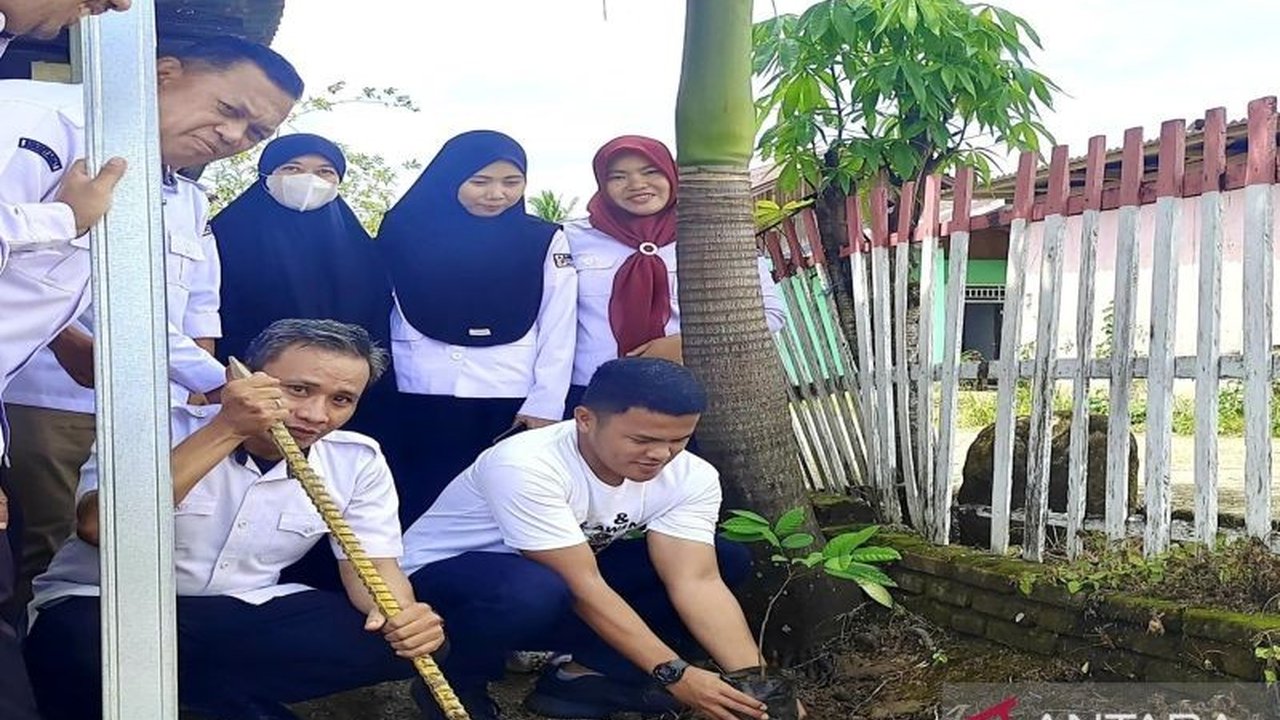Bawaslu Gorontalo Utara menanam pohon manggis sebagai simbol integritas dan kejujuran dalam penyelenggaraan pemilu, mengajak semua pihak menjaga demokrasi yang bersih.