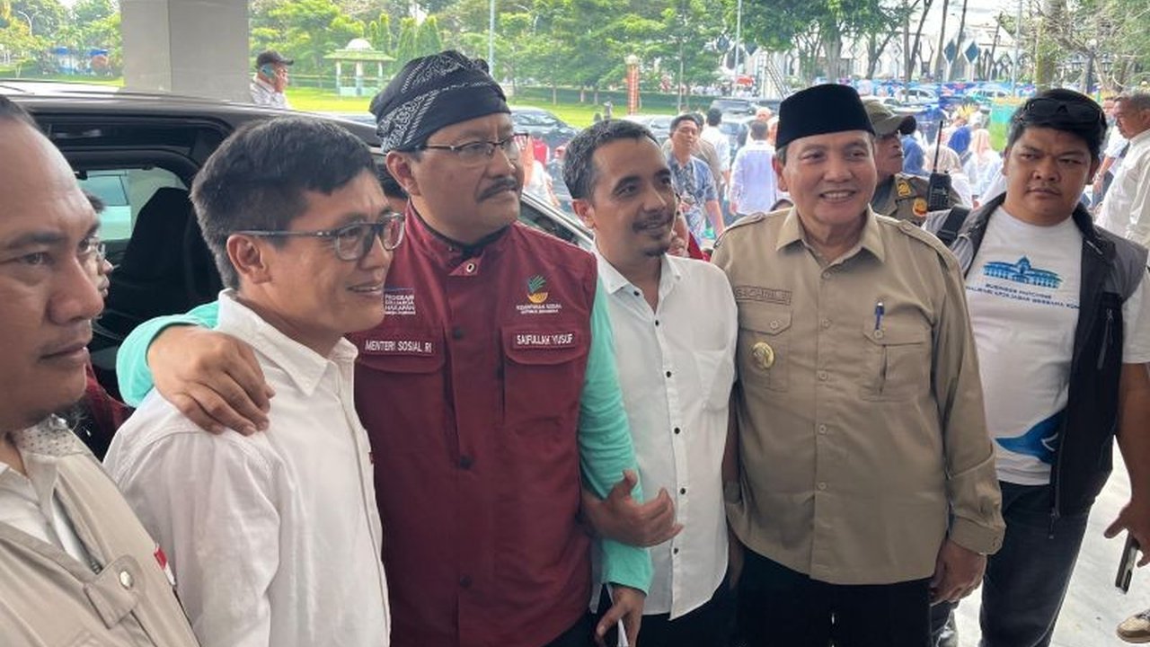 Menanggapi isu reshuffle kabinet, Menteri Sosial Saifullah Yusuf mengajak seluruh anggota kabinet Presiden Prabowo Subianto untuk tetap satu barisan dan fokus pada visi misi yang telah ditetapkan.