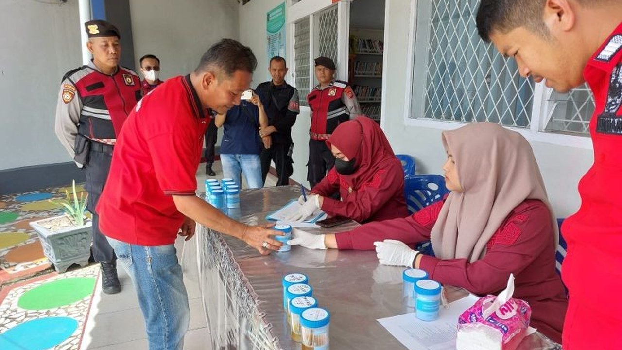 Rutan Kelas IIB Lubuk Sikaping meningkatkan pengawasan ketat untuk mencegah peredaran narkoba di dalam lapas, termasuk tes urine mendadak dan razia kamar, mengingat 60% warga binaan terlibat kasus narkoba.
