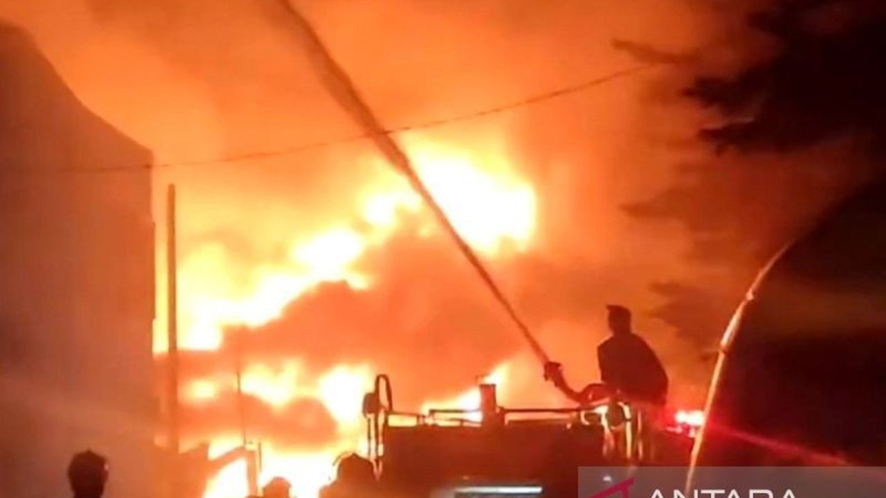 Tujuh orang berhasil diselamatkan petugas Gulkarmat DKI Jakarta dari kebakaran ruko di Jalan Taman Palem Lestari, Cengkareng, Jakarta Barat, Sabtu dini hari, dengan dua korban mengalami luka ringan.