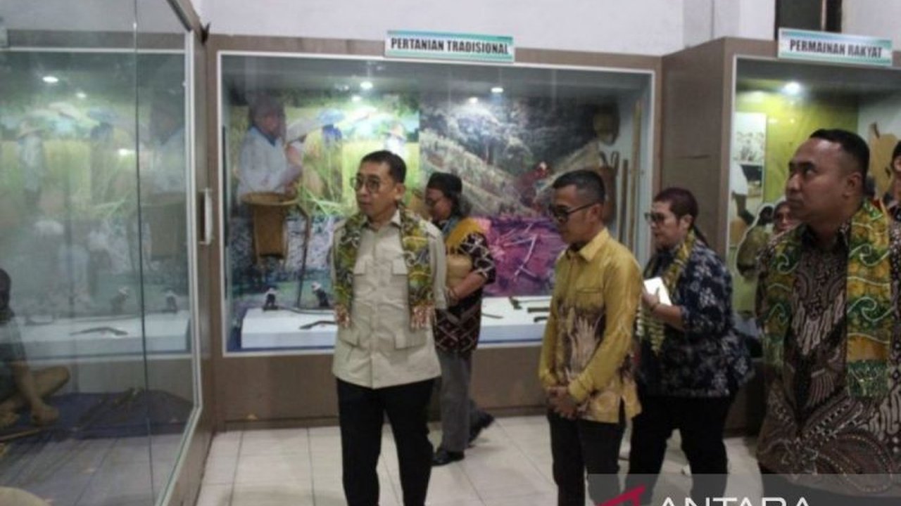 Menteri Kebudayaan Fadli Zon menilai Museum Lambung Mangkurat sebagai pusat budaya Kalimantan Selatan, mendorong revitalisasi dan integrasi teknologi untuk menarik minat generasi muda.