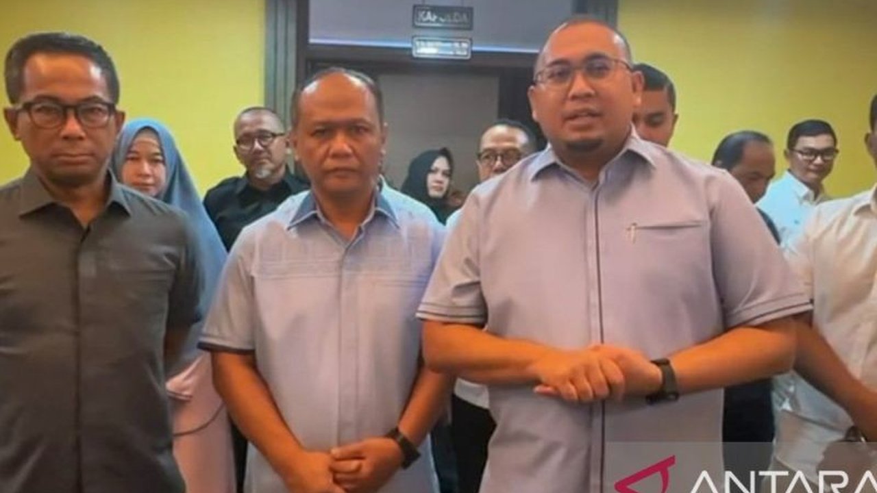 Wakil Ketua Komisi VI DPR RI, Andre Rosiade, memfasilitasi penyaluran dana CSR BNI senilai Rp3 miliar untuk Polda Sumatera Barat, digunakan untuk pengadaan smart CCTV dan pembangunan sarana olahraga di SLB Lintau, Tanah Datar.