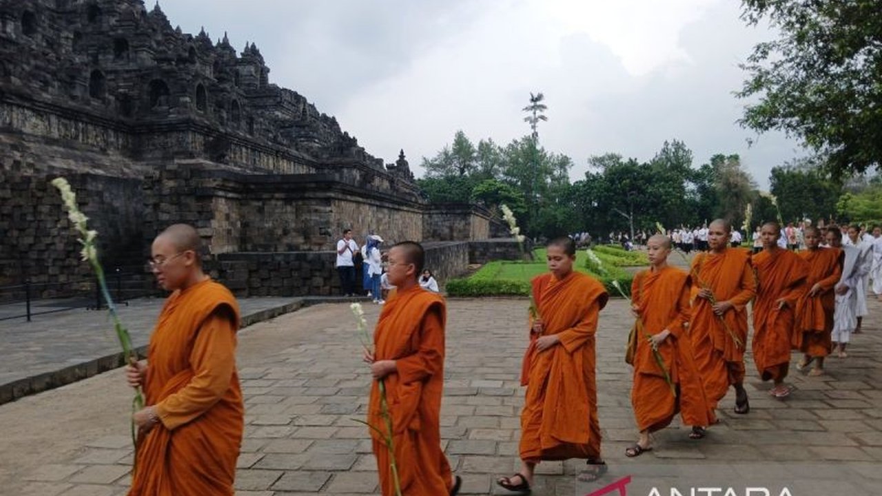 Ribuan umat Buddha dari berbagai daerah berkumpul di Candi Borobudur, Magelang, Jawa Tengah untuk merayakan Magha Puja 2568 BE/2025, memperingati pertemuan bersejarah Sang Buddha dengan 1.250 bhiksu tanpa diundang, menekankan pentingnya kebaikan, kebajika