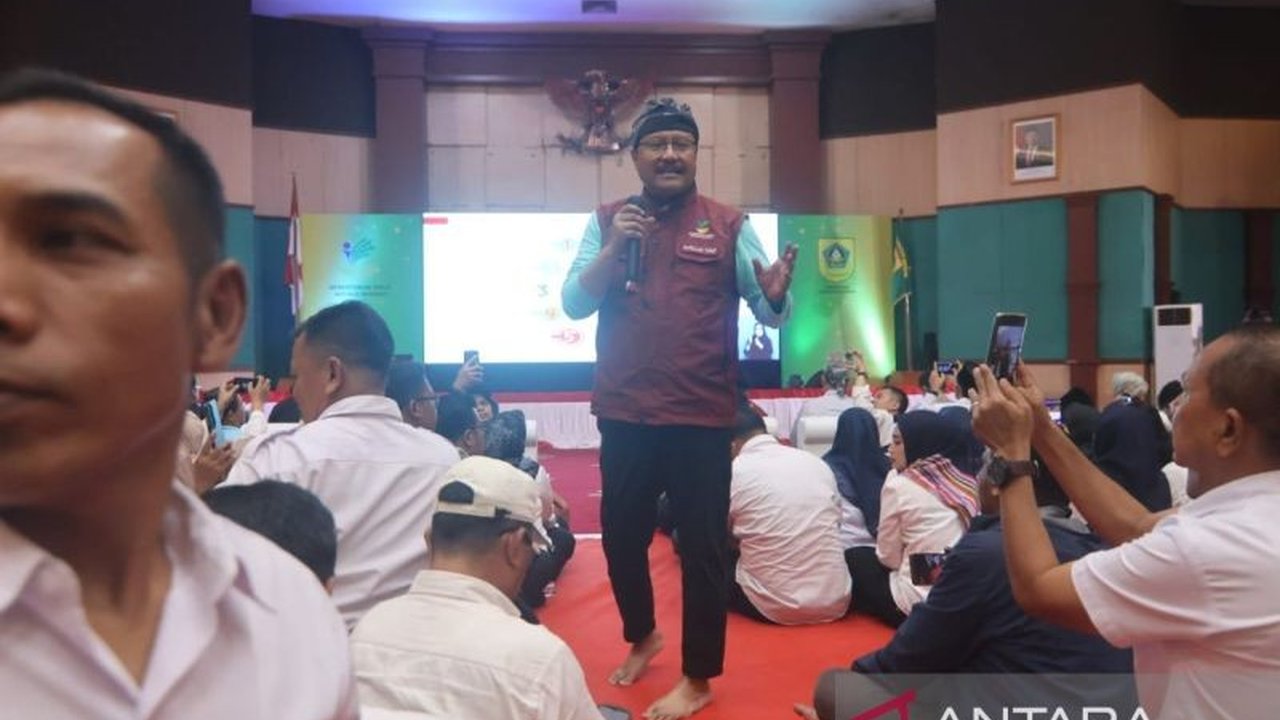 Menteri Sosial Saifullah Yusuf (Gus Ipul) bertemu pendamping PKH di Bogor untuk membahas strategi percepatan penghapusan kemiskinan ekstrem di Indonesia, menyoroti pentingnya kolaborasi dan data akurat.