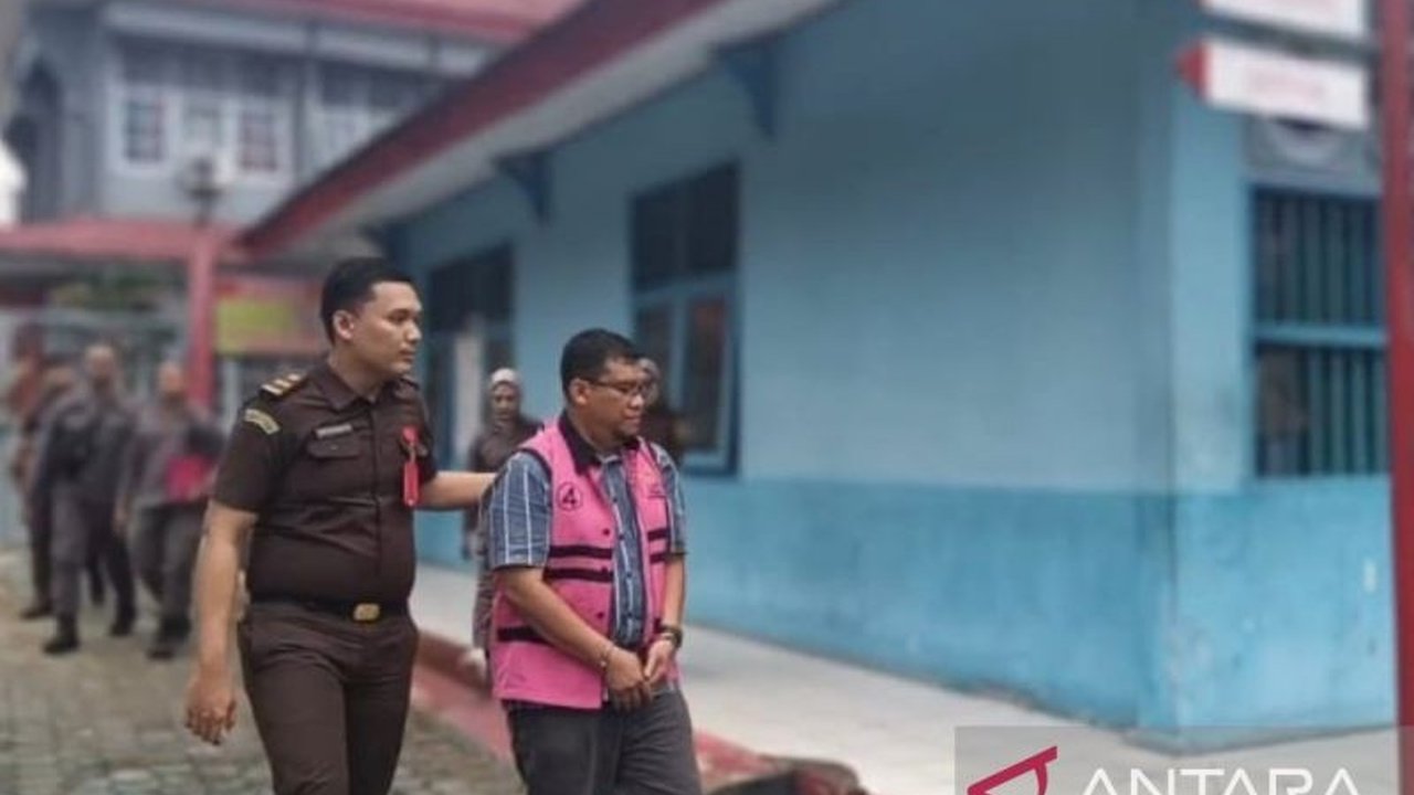 Kejaksaan Negeri Bungo menahan tiga tersangka baru dalam kasus korupsi pajak kendaraan tahun 2019 yang merugikan negara hingga Rp1,9 miliar, menambah total tersangka menjadi tujuh orang.