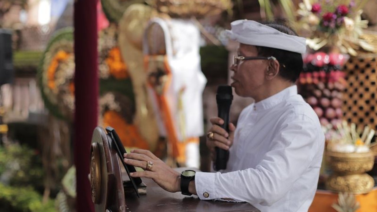 Dirjen Bimas Hindu, I Nengah Duija, menghadiri puncak perayaan Saraswati di STAHN Mpu Kuturan Singaraja, menekankan pentingnya landasan spiritual dan pengetahuan bagi generasi unggul.
