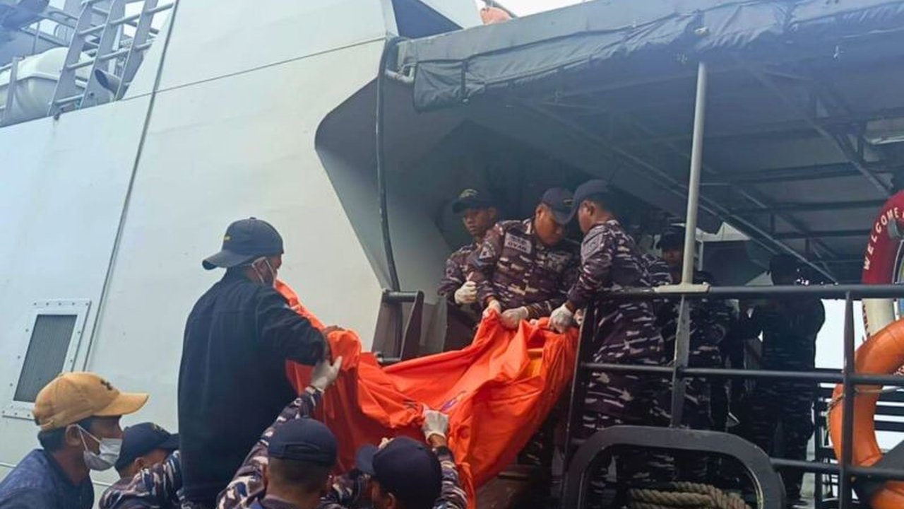 TNI Angkatan Laut berhasil mengevakuasi jenazah Sahril Helmi, jurnalis Metro TV, yang menjadi korban kecelakaan laut di perairan Maluku Utara setelah sebelumnya ditemukan meninggal oleh nelayan setempat.