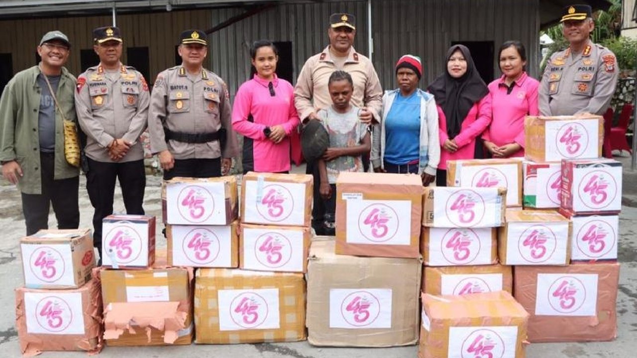 Bhayangkari Polda Papua Tengah, melalui Kapolda Papua Tengah, menyalurkan bantuan kepada ratusan pengungsi di Mulia, Kabupaten Puncak Jaya, akibat konflik yang menyebabkan korban jiwa dan kerusakan rumah.