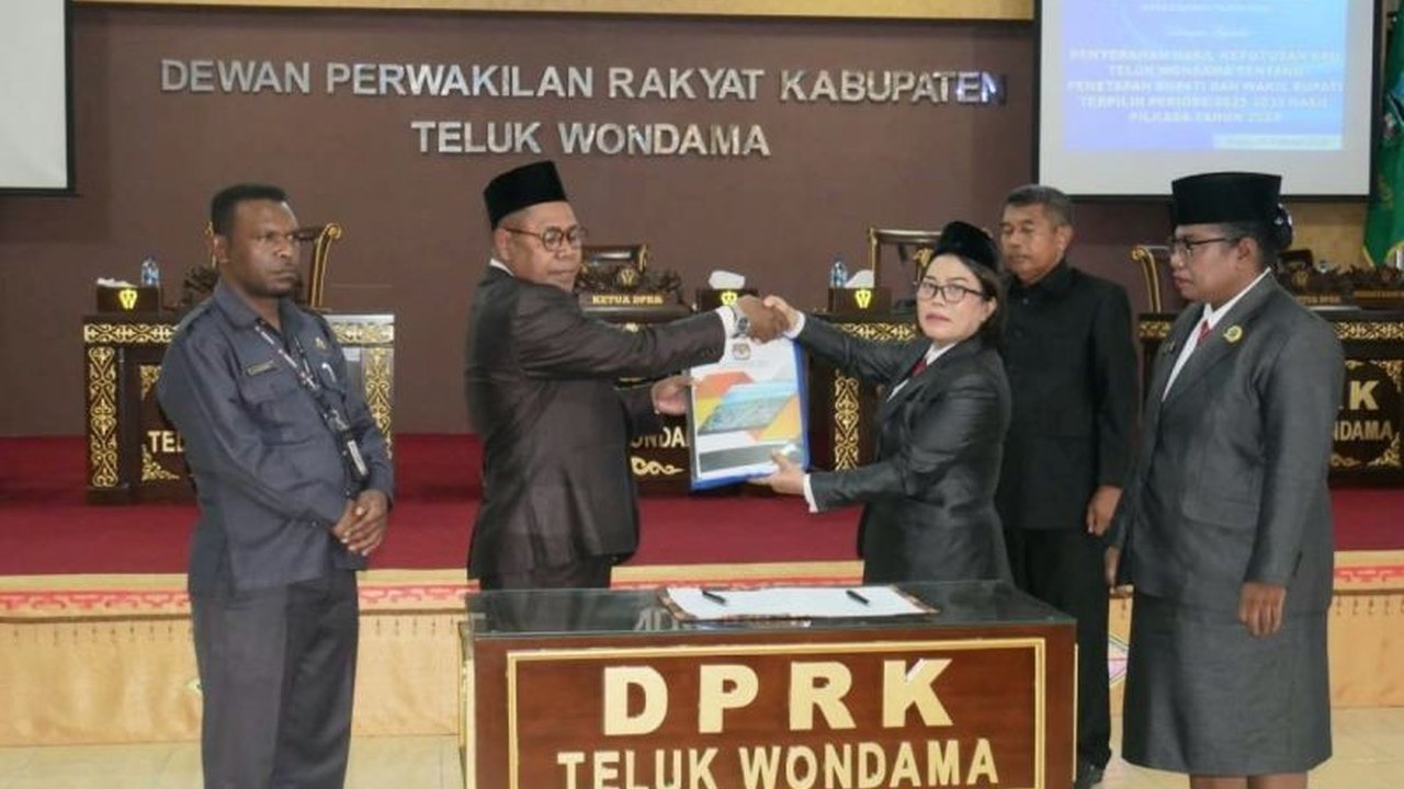 Bupati Teluk Wondama terpilih, Elya Auri, mengajak seluruh elemen masyarakat untuk bersatu membangun daerah dan melanjutkan program pembangunan sebelumnya, demi kesejahteraan masyarakat.