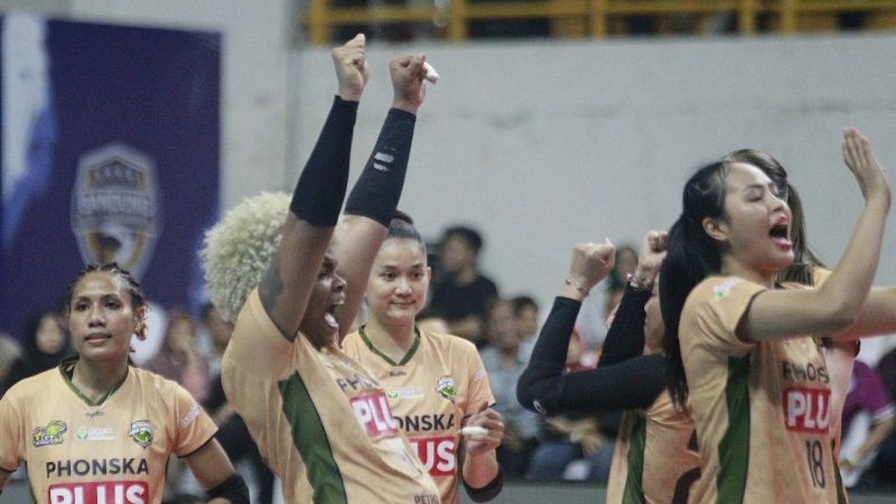 Tim voli putri Gresik Petrokimia Pupuk Indonesia berhasil mengalahkan Jakarta Pertamina Enduro dengan skor 3-1, menjaga peluang mereka untuk lolos ke babak final four PLN Mobile Proliga 2025.