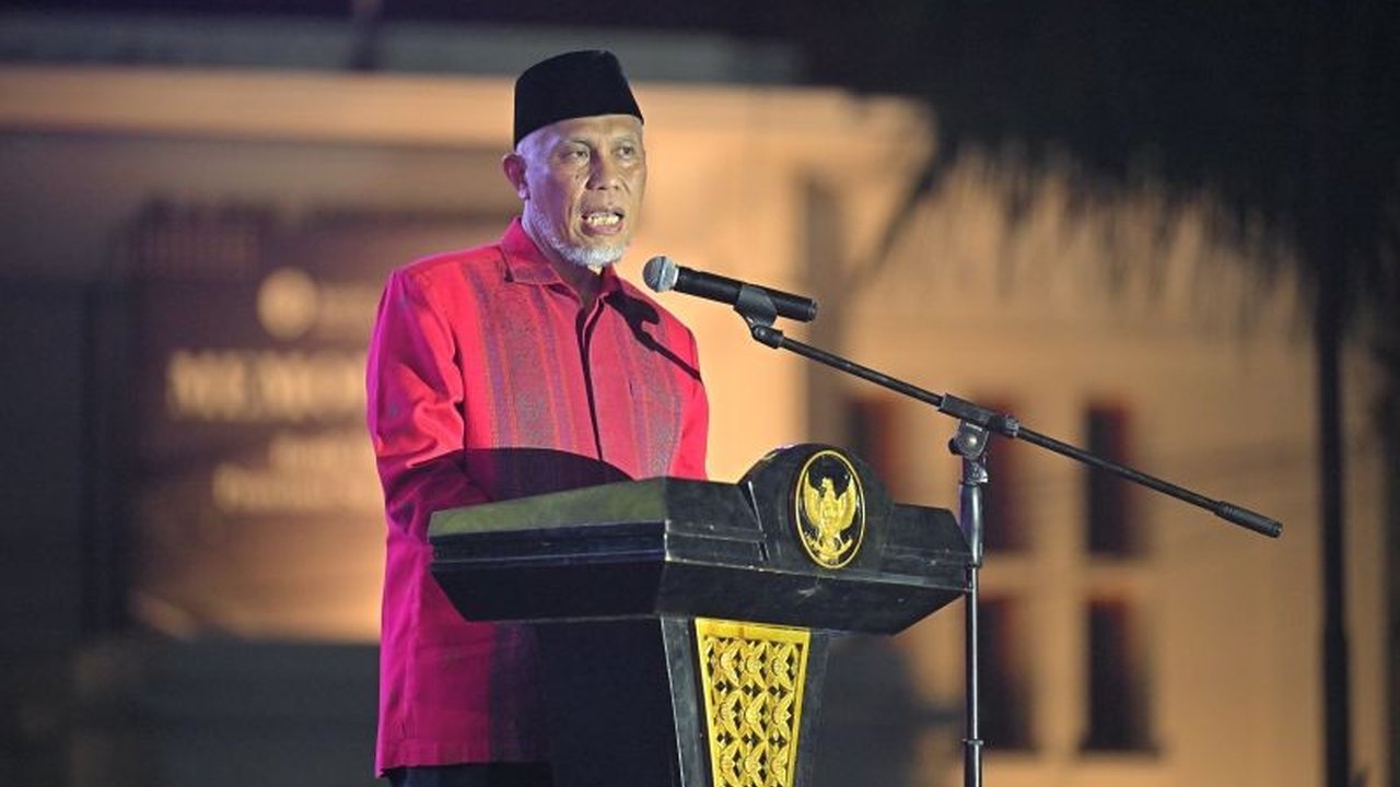 Gubernur Sumatera Barat, Mahyeldi, mengajak masyarakat menggunakan produk lokal untuk mendukung UMKM, bahkan menggunakan sepatu lokal dalam pelantikannya mendatang.