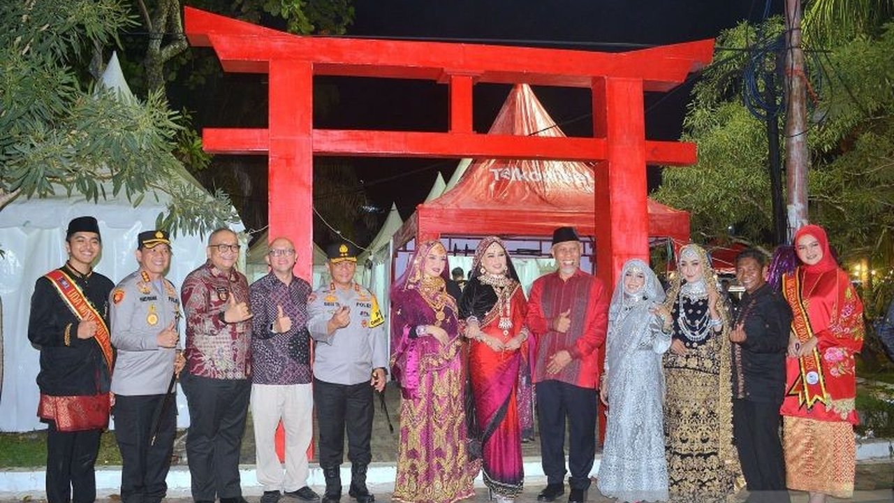 Festival Siti Nurbaya 2025 di Padang akan dipadukan dengan perayaan Cap Go Meh, menawarkan perpaduan unik budaya Minangkabau dan Tionghoa serta mendorong pariwisata dan ekonomi kreatif Kota Padang.