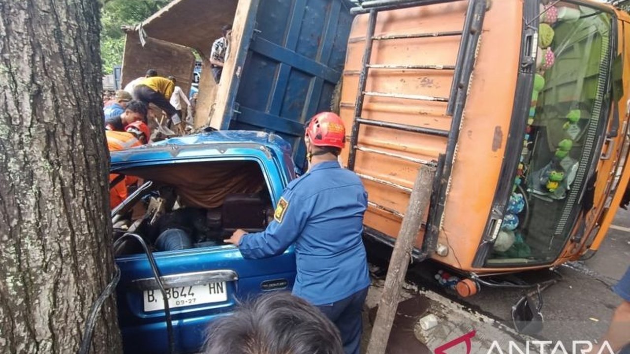 Kecelakaan maut terjadi di Palabuhanratu, Sukabumi, Jawa Barat, ketika sebuah truk terguling dan menimpa minibus, mengakibatkan empat orang meninggal dunia dan beberapa lainnya luka-luka.