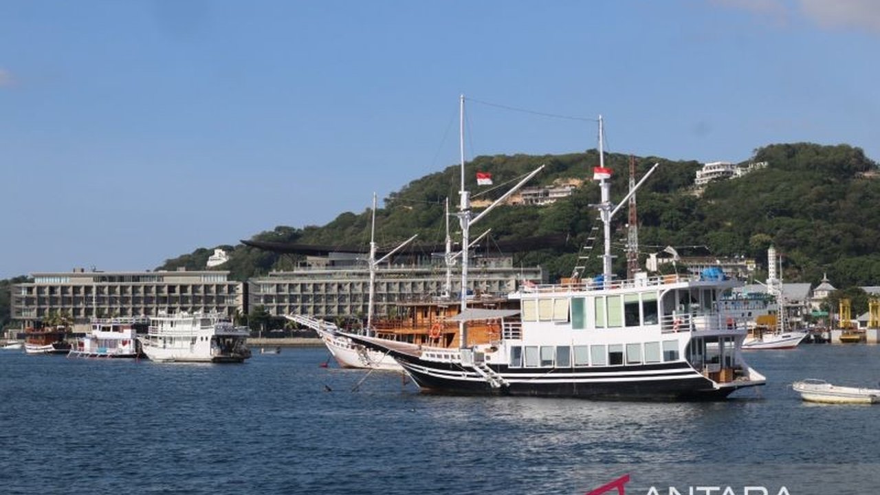 Setelah delapan hari penutupan akibat cuaca buruk, KSOP Kelas III Labuan Bajo mengizinkan kapal wisata kembali berlayar ke Pulau Padar dan Komodo pada 9 Februari 2025, dengan imbauan kewaspadaan cuaca dan jalur pelayaran.