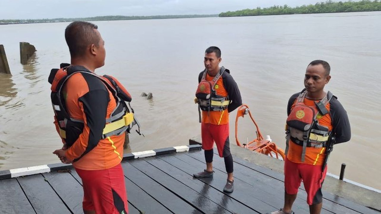 Tim SAR Timika melakukan pencarian terhadap perahu fiber yang hilang kontak di perairan Pulau Tiga sejak Kamis (6/2), membawa empat orang dan muatan sayuran, dengan titik keberangkatan dari Timika menuju Kabupaten Asmat.