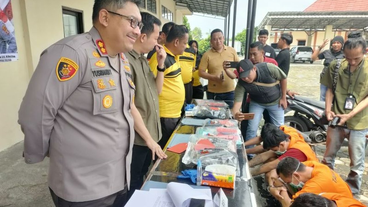 Seorang oknum kepala dusun di Lampung Selatan ditangkap karena diduga menganiaya seorang remaja hingga tewas setelah sebelumnya menyerang ibu korban; pelaku terancam hukuman tujuh tahun penjara.