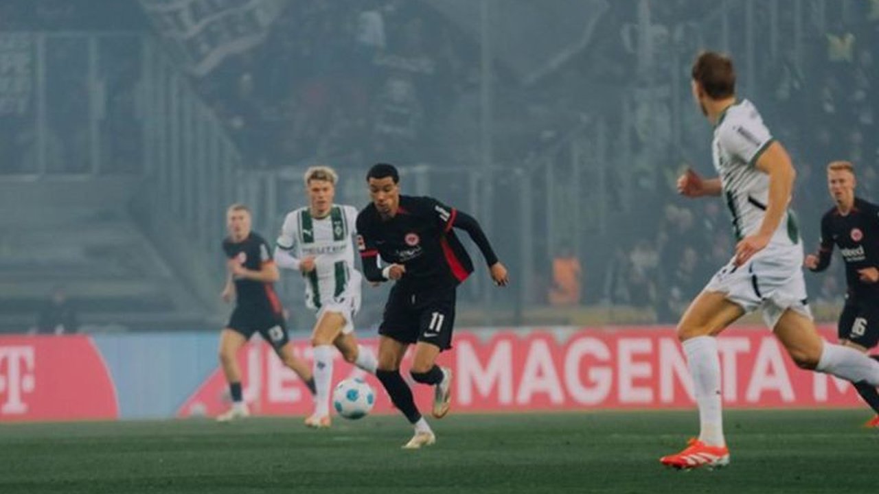 Eintracht Frankfurt bermain imbang 1-1 melawan Borussia Moenchengladbach di Borussia Park pada Minggu, dengan gol dari Tim Kleindienst dan Hugo Ekitike.