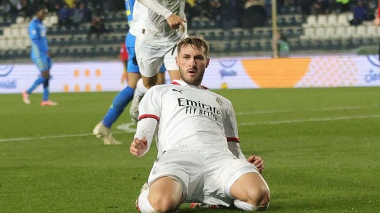 Santiago Gimenez mencetak gol dalam debutnya bersama AC Milan saat mereka mengalahkan Empoli 2-0 di Liga Italia, dengan Rafael Leao mencetak gol lainnya.