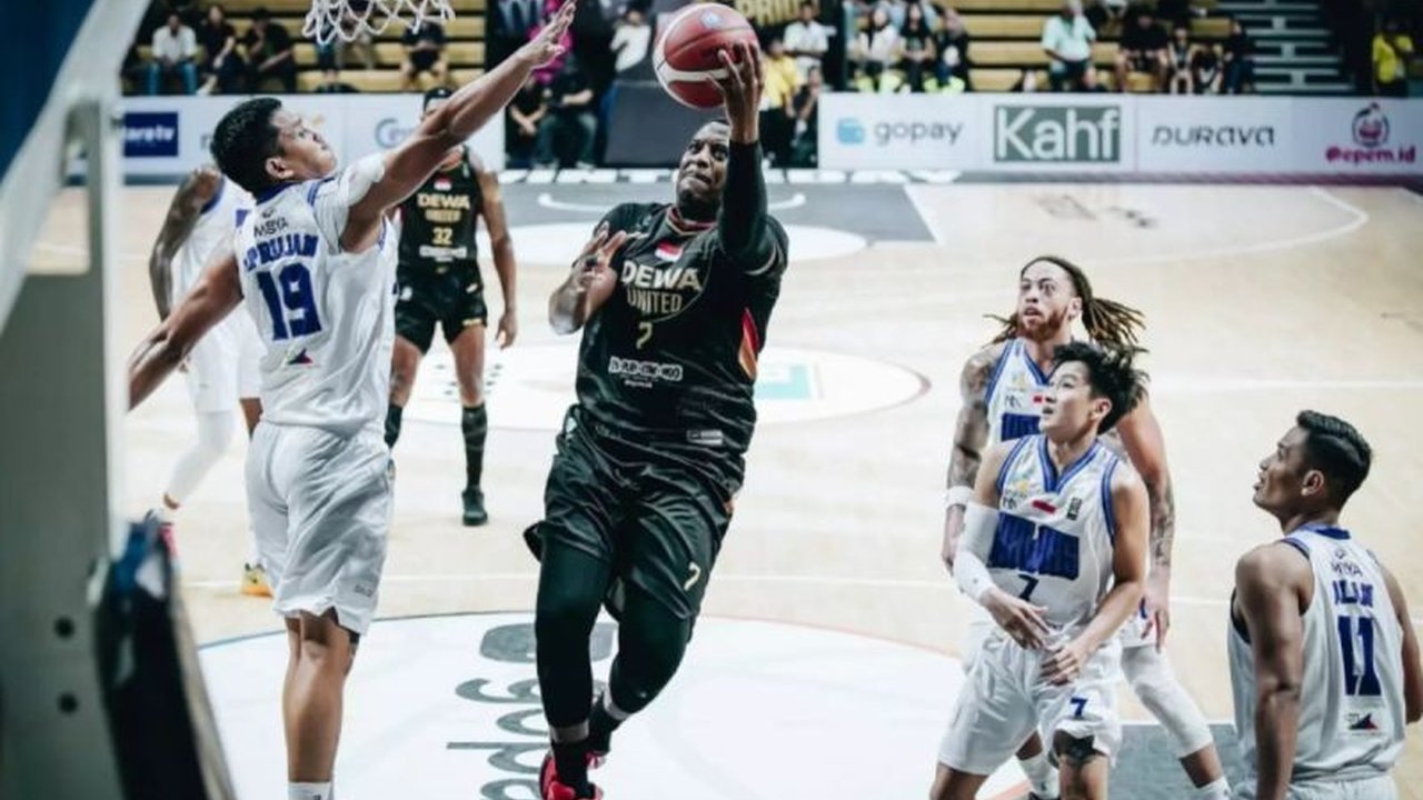 Dewa United Banten meraih kemenangan meyakinkan 109-82 atas Tangerang Hawks dalam laga IBL 2025, dengan Pelatih Favarel menyebutnya sebagai salah satu penampilan terbaik timnya sepanjang musim.