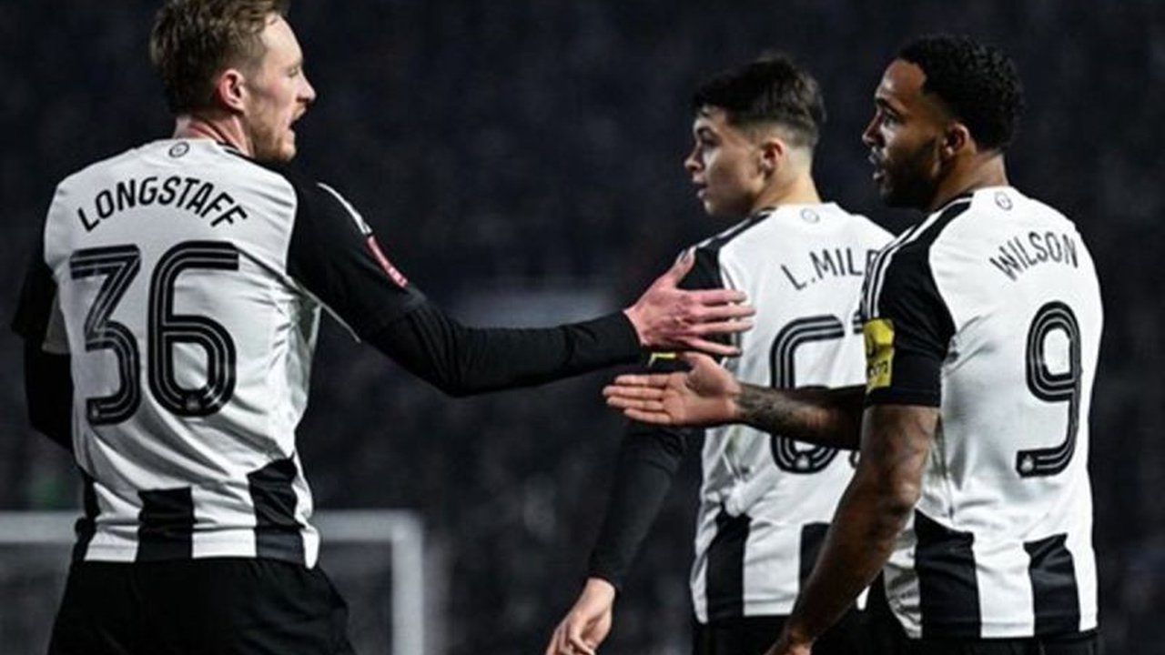 Joe Willock mencetak dua gol untuk mengantarkan Newcastle United menang 3-2 atas Birmingham City di putaran keempat Piala FA, Minggu (2/2), meskipun sempat tertinggal lebih dulu.
