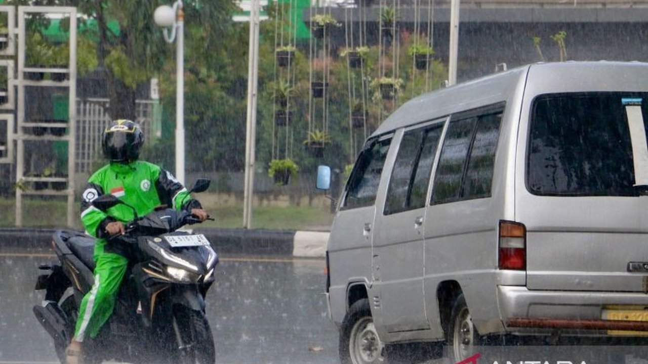 BMKG memprediksi cuaca hujan akan mendominasi sebagian besar wilayah Indonesia pada Minggu, dengan intensitas bervariasi dari ringan hingga disertai petir.