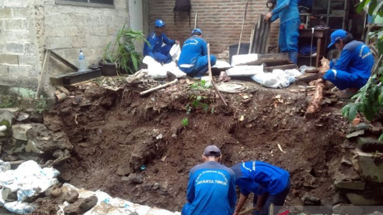 Pemerintah Kota Jakarta Timur memperbaiki jembatan rusak dan turap ambrol di Batu Ampar, Kramat Jati, akibat kerusakan dan usia, ditarget selesai dalam dua bulan dan satu minggu.