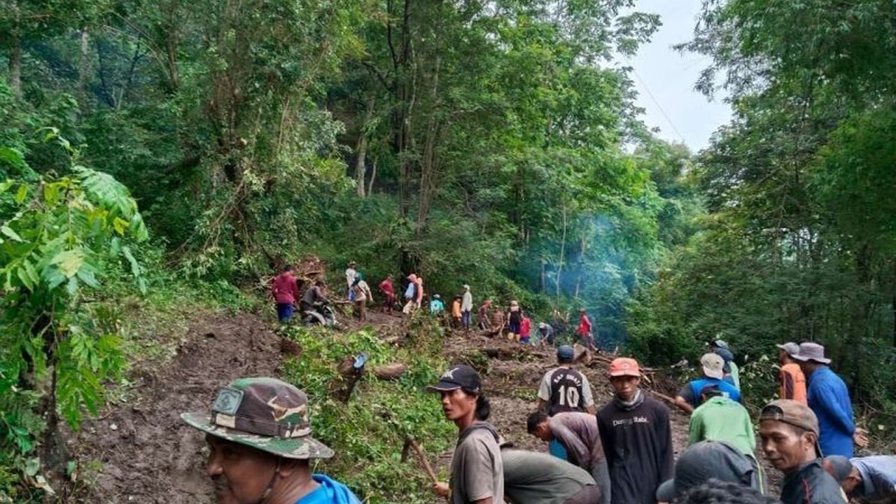 BPBD Situbondo bersama TNI/Polri dan relawan bahu-membahu membersihkan material longsor dan banjir yang melanda beberapa desa di Situbondo, Jawa Timur, setelah bencana hidrometeorologi pada awal Februari 2025.