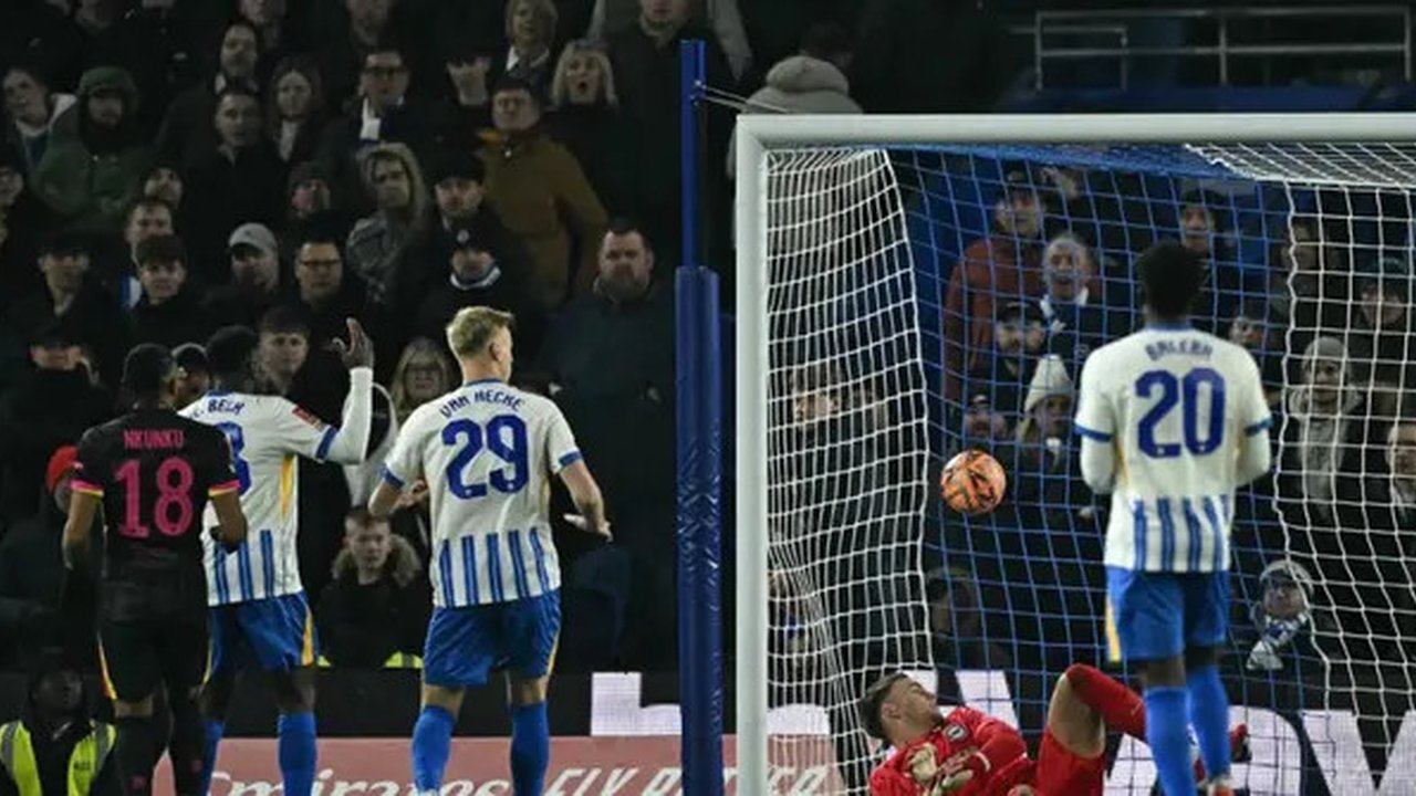 Kiper Brighton asal Belanda #01 Bart Verbruggen kebobolan gol bunuh diri, gol pembuka, selama pertandingan putaran keempat Piala FA Inggris antara Brighton & Hove Albion dan Chelsea di