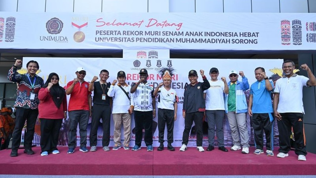 Wakil Menteri Pendidikan Dasar dan Menengah (Wamendikdasmen) Fajar Rizal Ul Haq memecahkan rekor MURI melalui senam sehat bersama anak-anak Papua, mendukung Gerakan Tujuh Kebiasaan Anak Indonesia Hebat.