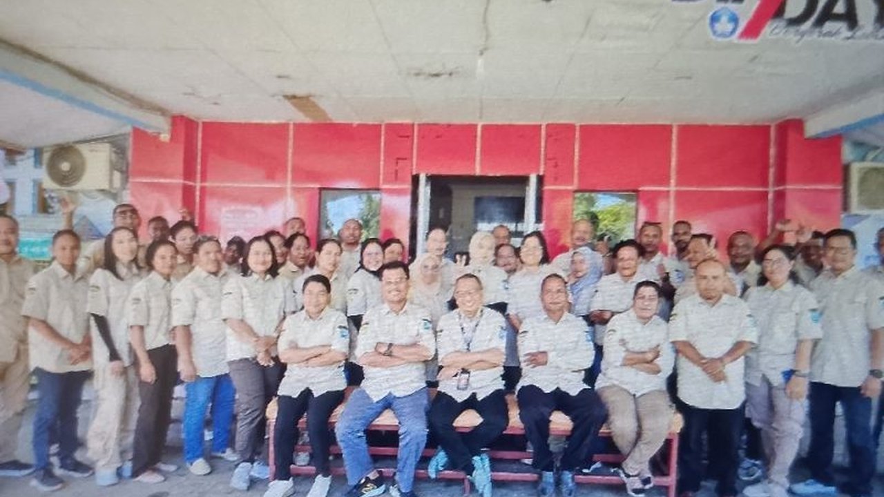 Dinas Pendidikan dan Kebudayaan Biak Numfor, Papua, berhasil mencapai Standar Pelayanan Minimal (SPM) bidang pendidikan dengan skor 69,76 dan meraih penghargaan pelayanan publik dari Ombudsman Provinsi Papua.