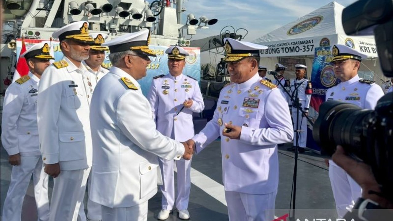 Laksamana Naveed Ashraf, Kepala Staf Angkatan Laut Pakistan, meninjau KRI Bung Tomo-357 di Karachi selama latihan bersama AMAN Exercise 2025,  menunjukkan hubungan kuat Indonesia-Pakistan dalam menjaga keamanan maritim.