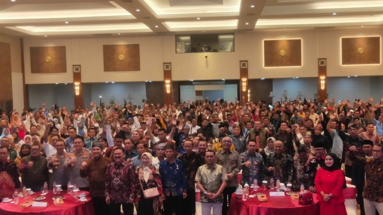 Hari Pers Nasional (HPN) ke-79 di Riau diwarnai perpecahan internal PWI, menimbulkan perayaan terpisah di beberapa kota dan memicu refleksi tentang integritas pers di era digital.